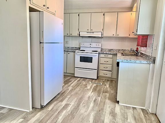 4th image of 901 Antigua W