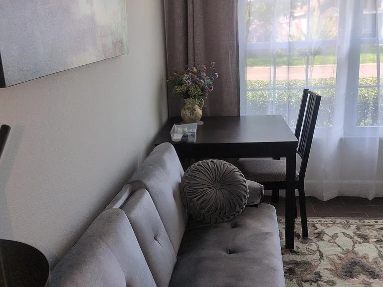 1426 Silverthorn Dr — Photo 2