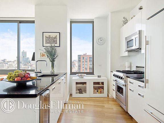 5th image of 4630 Center Blvd APT 1001
