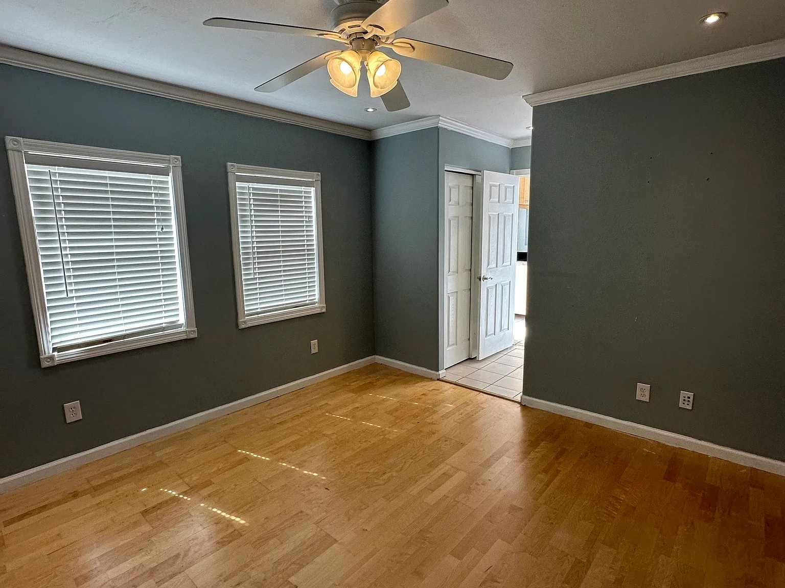 3 bed, 2.0 bath, 1010 sqft, $2,700 — Photo 3