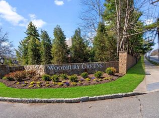 35 Chestnut Lane #71, Woodbury, NY