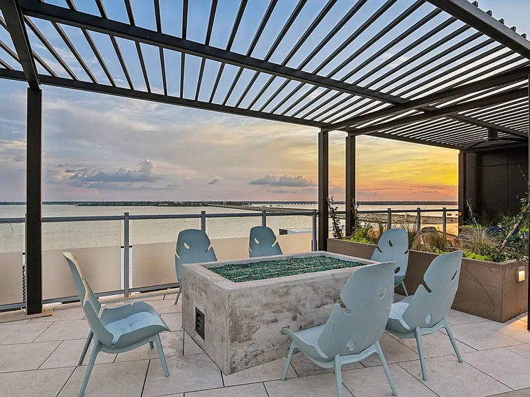 Surfside at Sapphire Bay — Photo 29