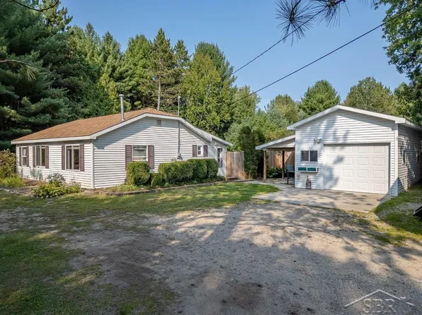 952 N Coleman Rd, Shepherd, MI 48883