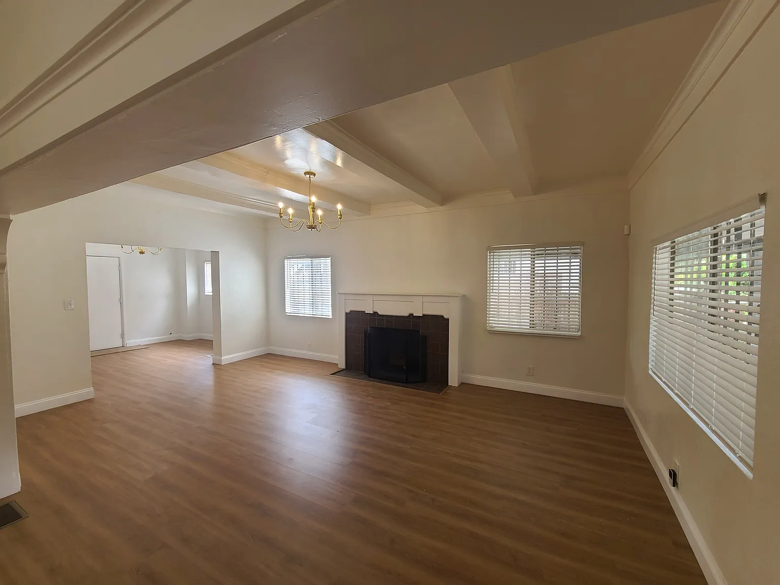 7 bed, 3.5 bath, 3671 sqft, $8,500 — Photo 2