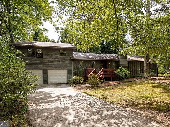 3rd image of 633 Iris Rd