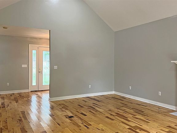 3rd image of 1002 Dogwood Dr