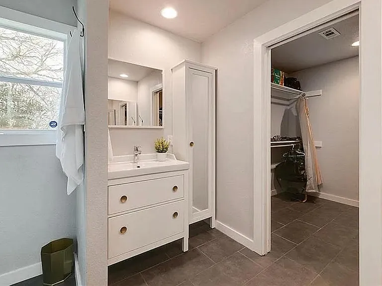 1806 Vine St — Photo 5