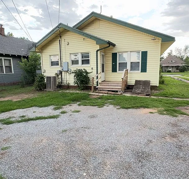 1326 W Elm Ave — Photo 2