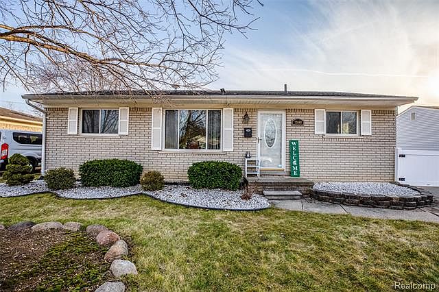 1st image of 32689 Lone Pine Dr