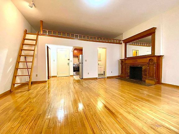 3rd image of 132 W 74th St