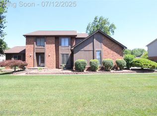 33234 Walnut Ln, Farmington Hills, MI 48334