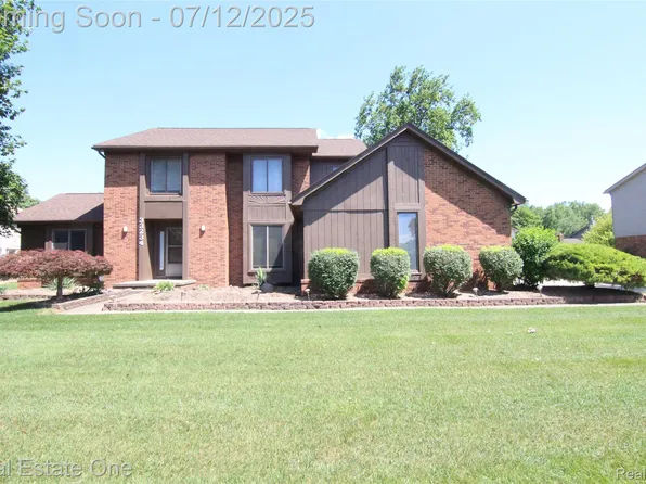 33234 Walnut Ln, Farmington Hills, MI 48334