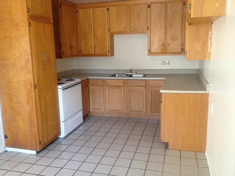 1198 E 8th St #6 — Photo 4