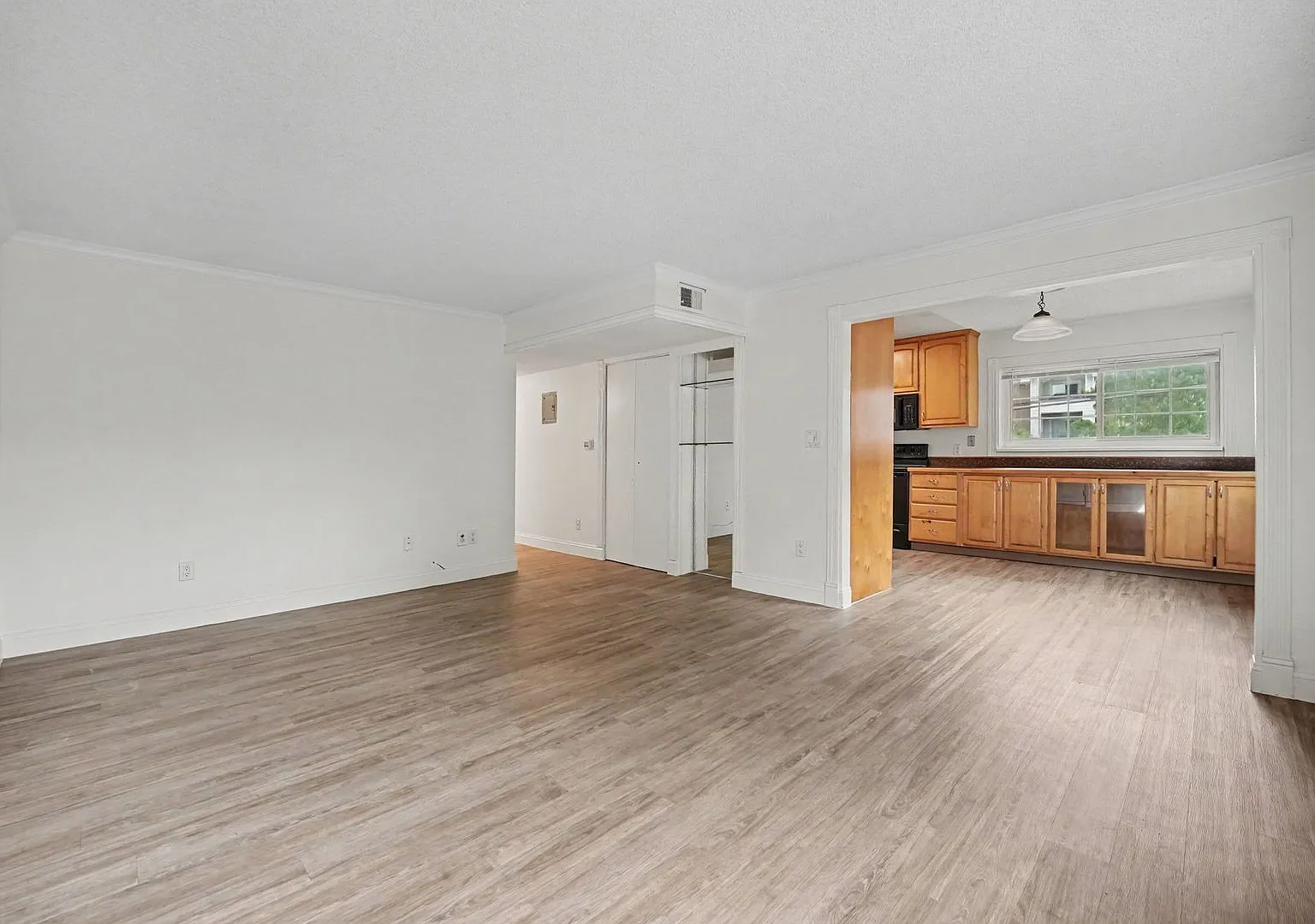 Spacious 3-Bedroom, 2-Bathroom End-Unit in Denver — Photo 3