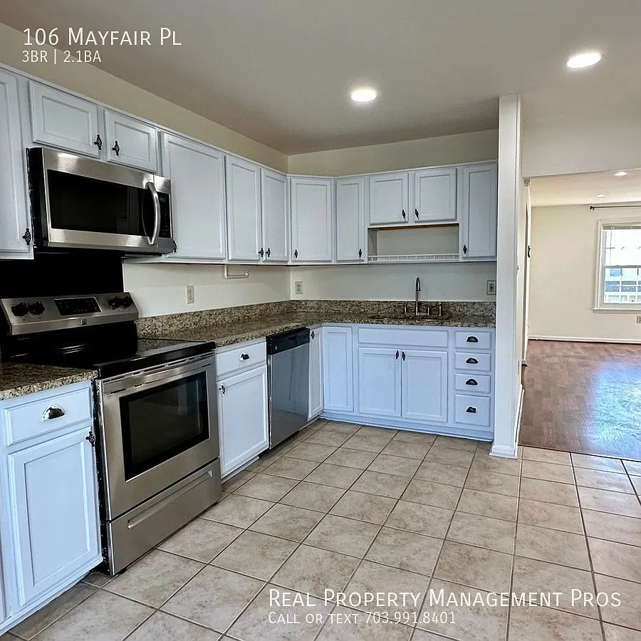 3 Bed Townhome w/ Garage & Fenced backyard! — Photo 2