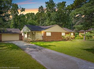 23161 Valley View Dr, Southfield, MI 48033