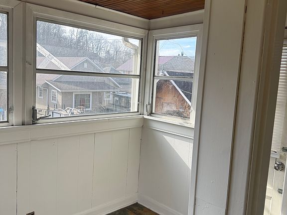 5th image of 2609 Wilson St