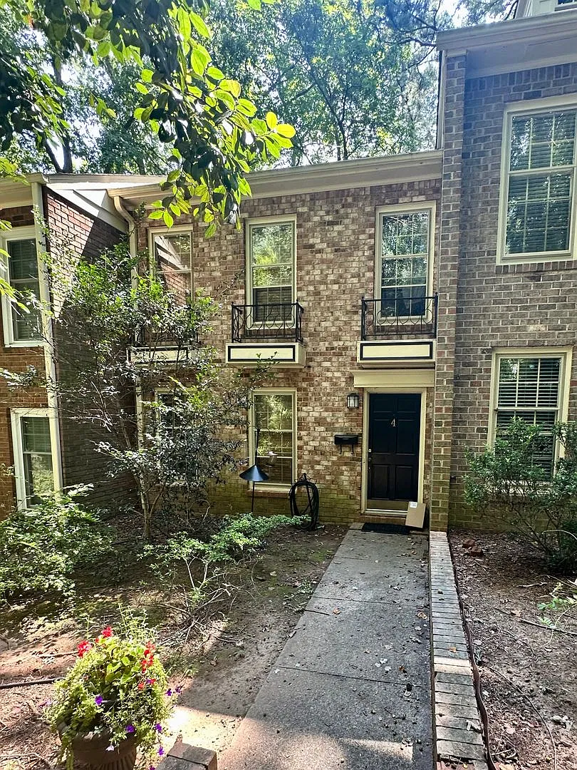 Avail Aug 2027 - Beautiful 2 Bedroom, 1.5 Bath Townhome 1 mile to UNC! — Photo 1
