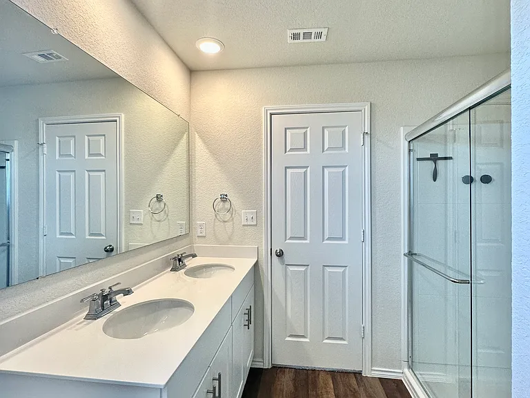 10235 Crossbuck — Photo 25