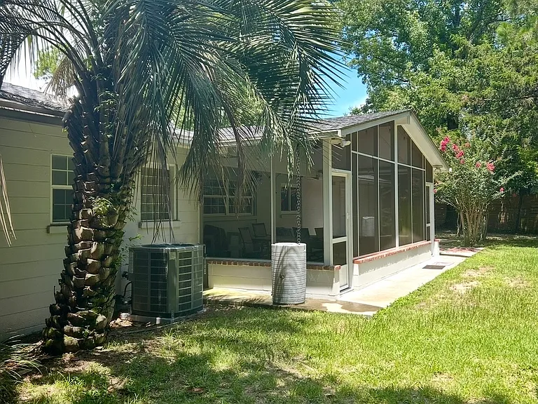 1 Buckingham Way — Photo 26