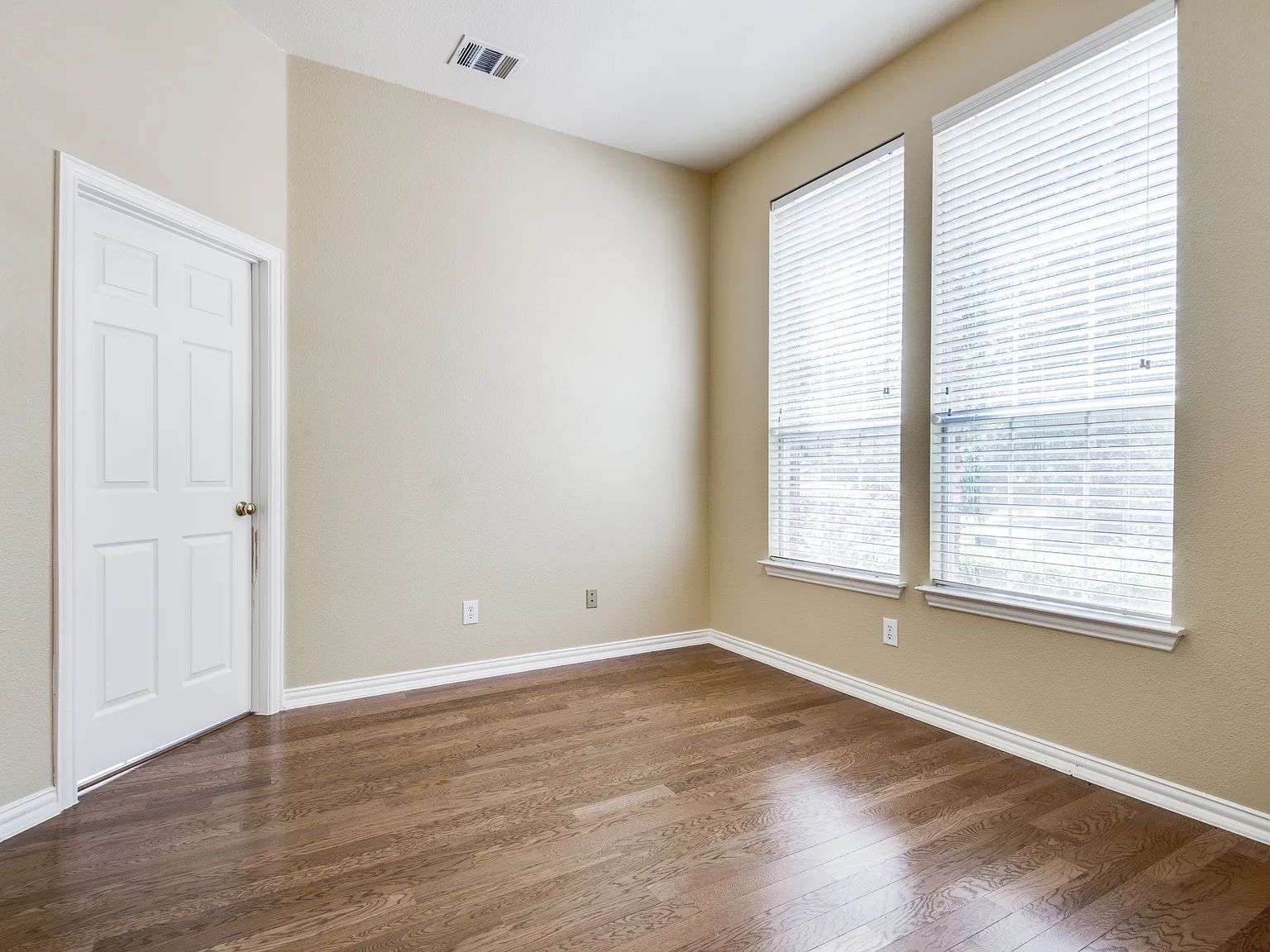 3 bed, 2.5 bath, 2706 sqft, $3,200 — Photo 4
