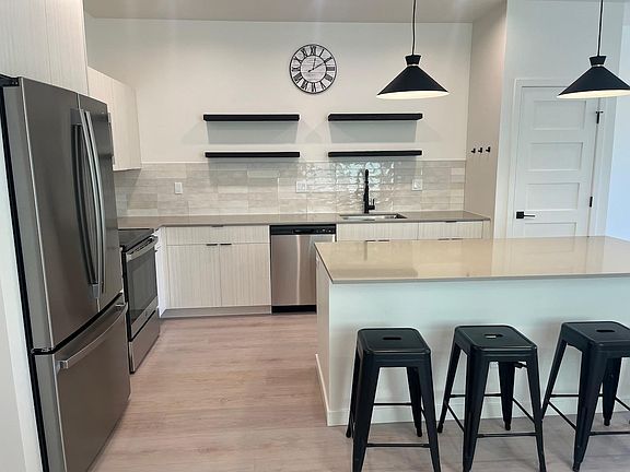 Full kitchen, dishwasher, fridge, freezer, range/oven, microwave
