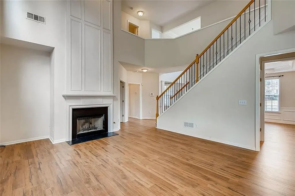5 bed, 2.5 bath, 2676 sqft, $3,095 — Photo 2