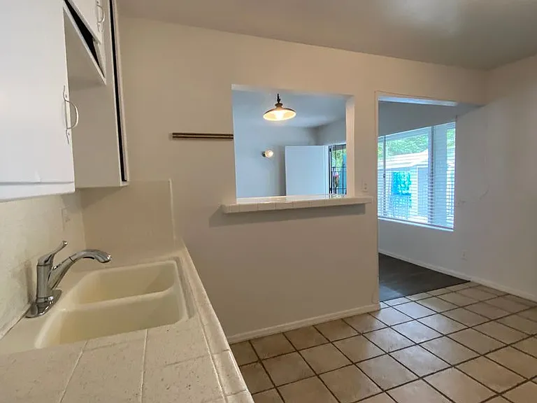 Cozy 2-Bedroom Apartment Just Steps from the Ocean Bluffs! — Photo 9