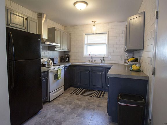 3rd image of 21 Franklin St