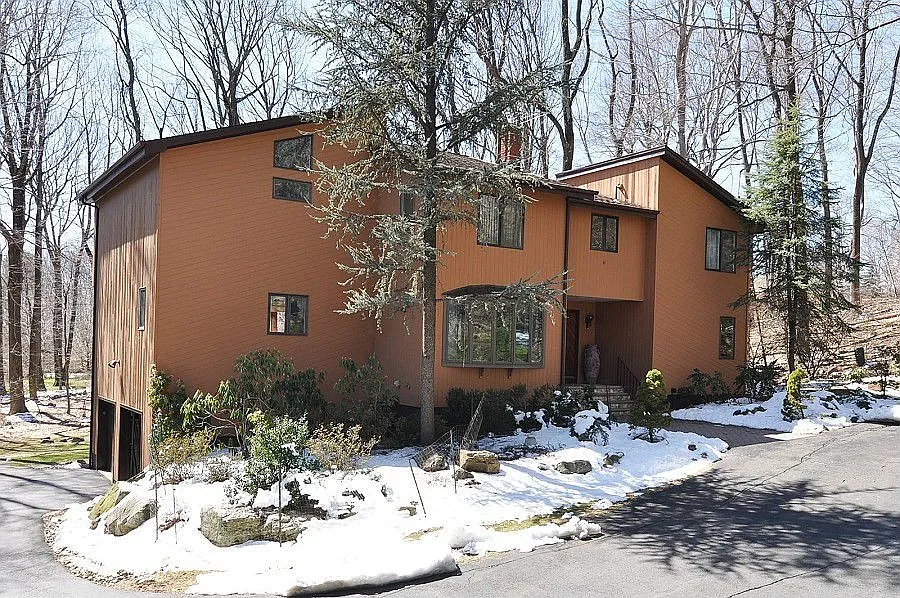 39 Lord Wm Penn Dr photo 1
