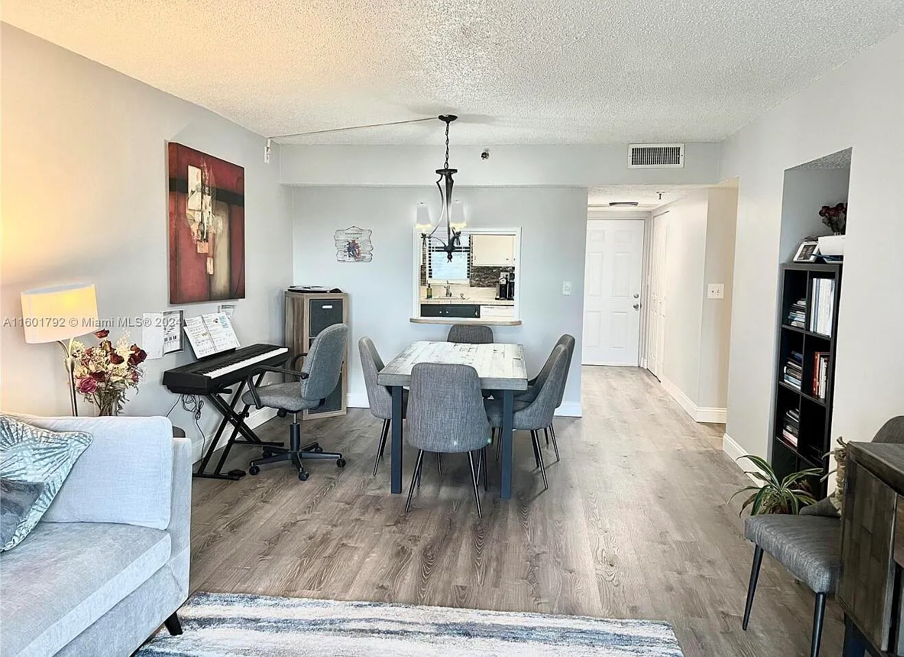2 bed, 2.0 bath, 900 sqft, $2,200 — Photo 2