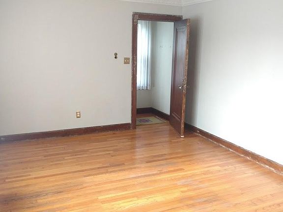 5th image of 523 S Pleasant St #2