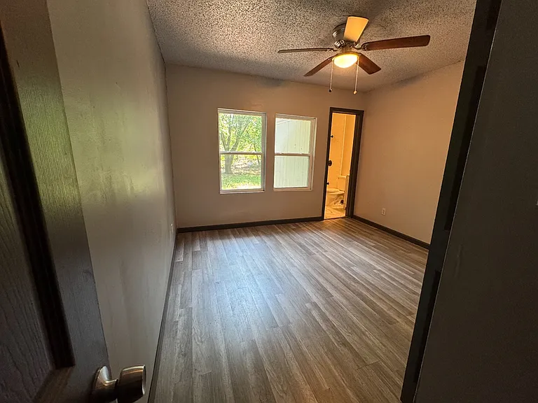 908 NE 31st St — Photo 10