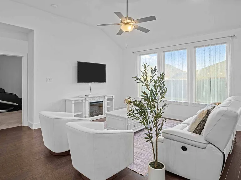 583 Bradley Dr — Photo 10