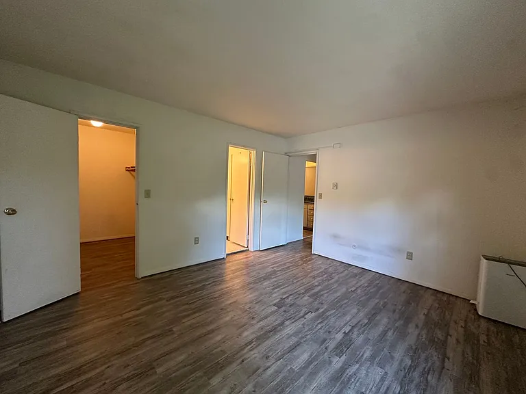 University Park Apartments near Cornell University — Photo 557