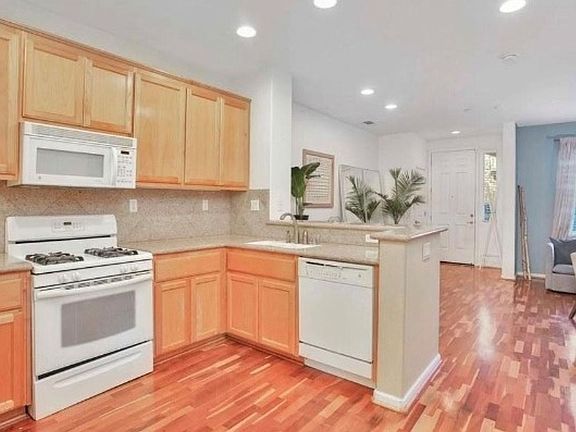 4th image of 415 Presidio St