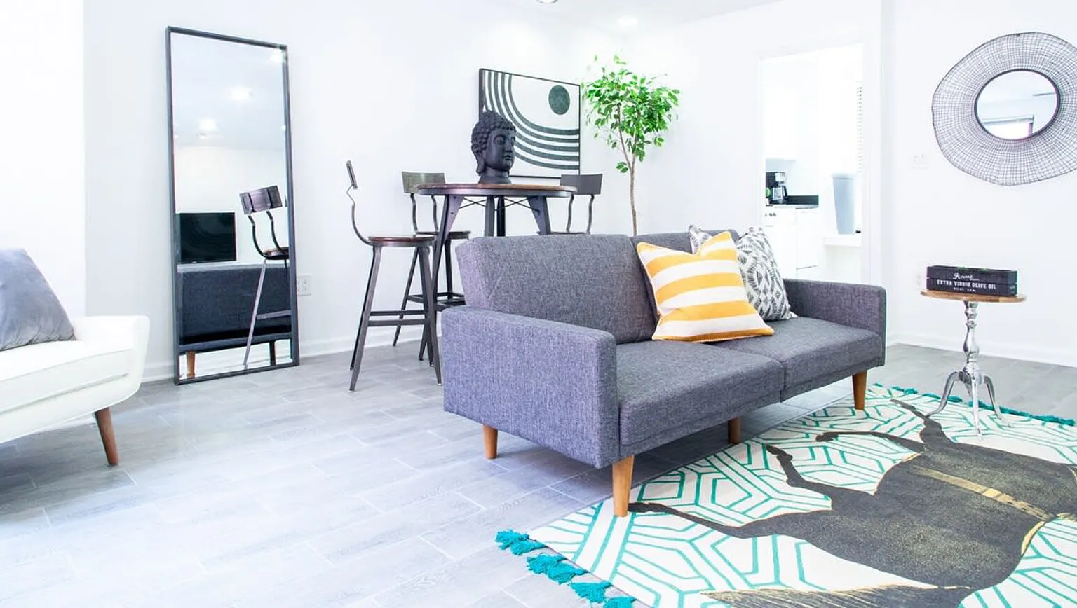 Stunning 2-UNIT Rental // Only STEPS Away from The White House — Photo 3