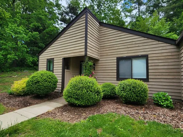 6 Woodlands Dr, Black Mountain, NC 28711