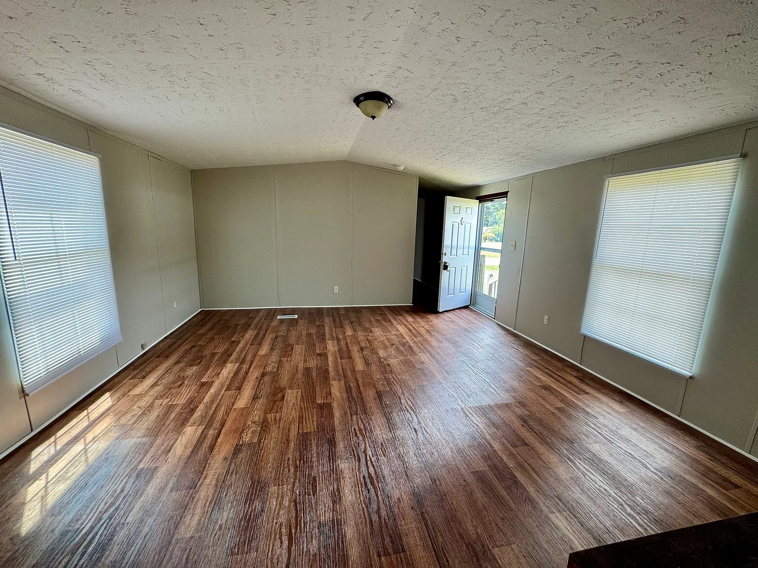 4 bed, $1,095 — Photo 4