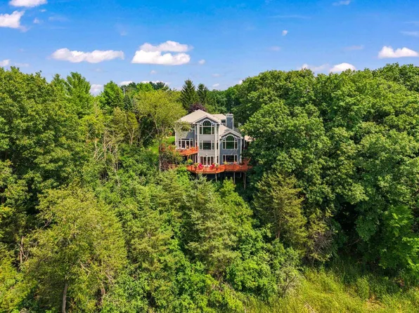 W326N6611 Sylvian DRIVE, Hartland, WI 53029