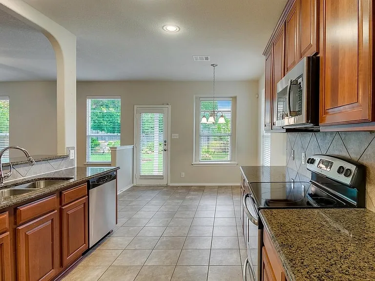 1821 Golden Arrow Ave — Photo 4