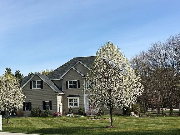 5th image of 5 Cranberry Dr