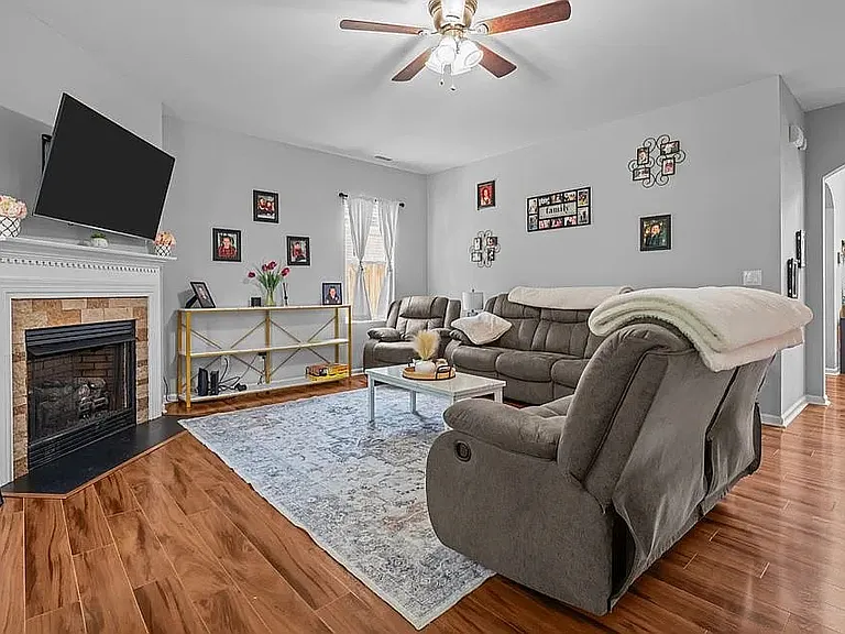 364 Heathrow Dr — Photo 3