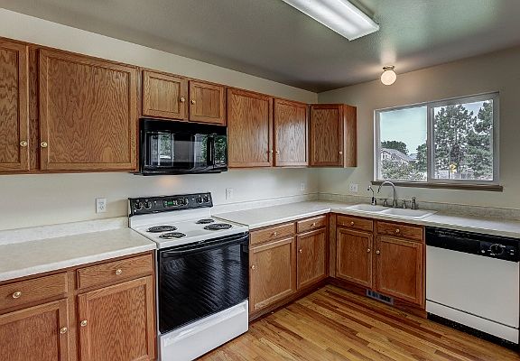 3rd image of 4504 Gunbarrel Dr