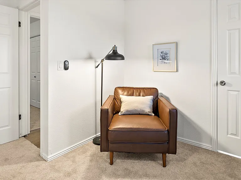 144 Franklyn Ave — Photo 13
