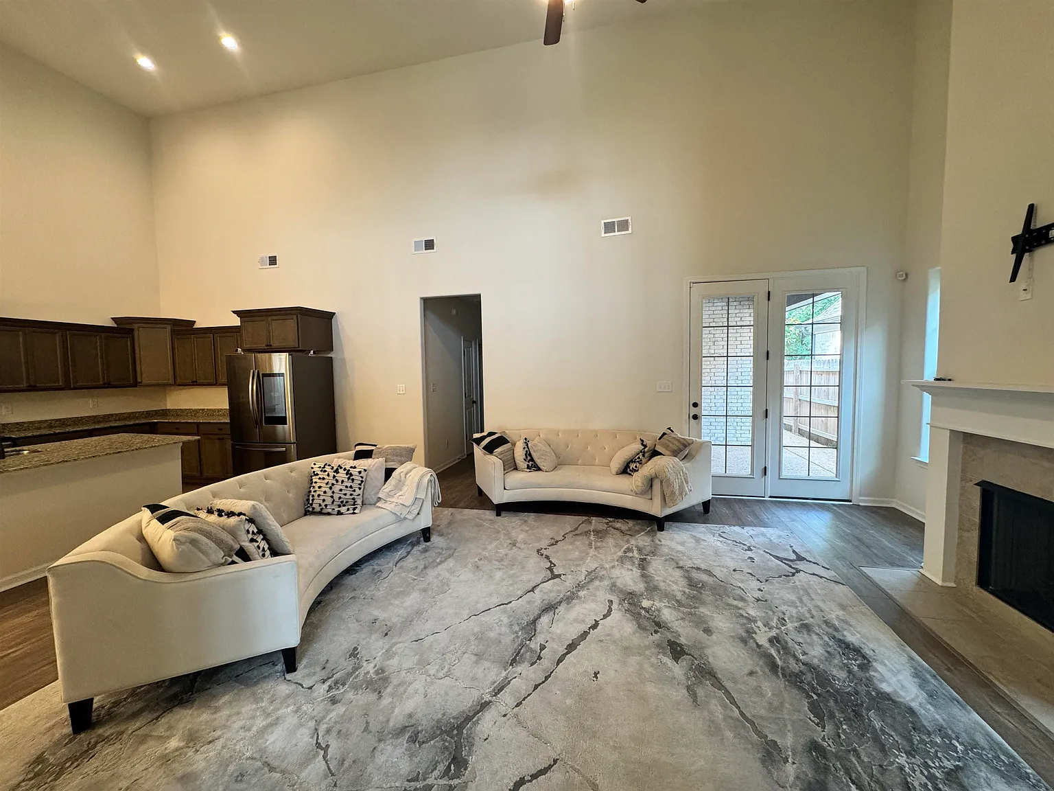 3 bed, 3.0 bath, 2258 sqft, $2,500 — Photo 3