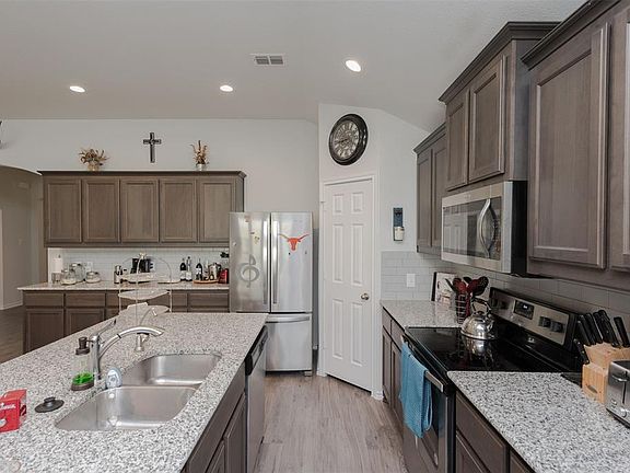 3rd image of 305 Balcones Dr