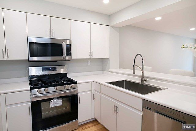 1st image of 403 Ellery Ct