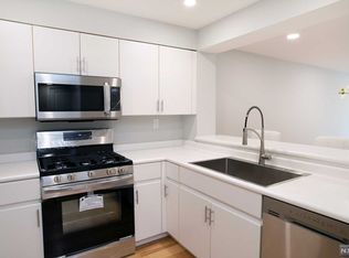 403 Ellery Ct, Edgewater, NJ 07020