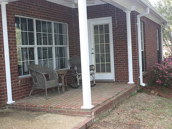 5th image of 172 Woodlands Glen Cir